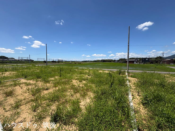 【6号地:外観】敷地奥へと広がる見通しの良い別アングルの写真です。63.87坪の高低差のない平坦地で、敷地全体を有効活用できます。建築条件なし、お好きなハウスメーカーで建築可能です。