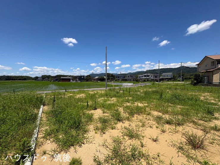 【6号地:外観】周辺に視界を遮る高い建物がなく、青空が広く見渡せる開放的なロケーションです。