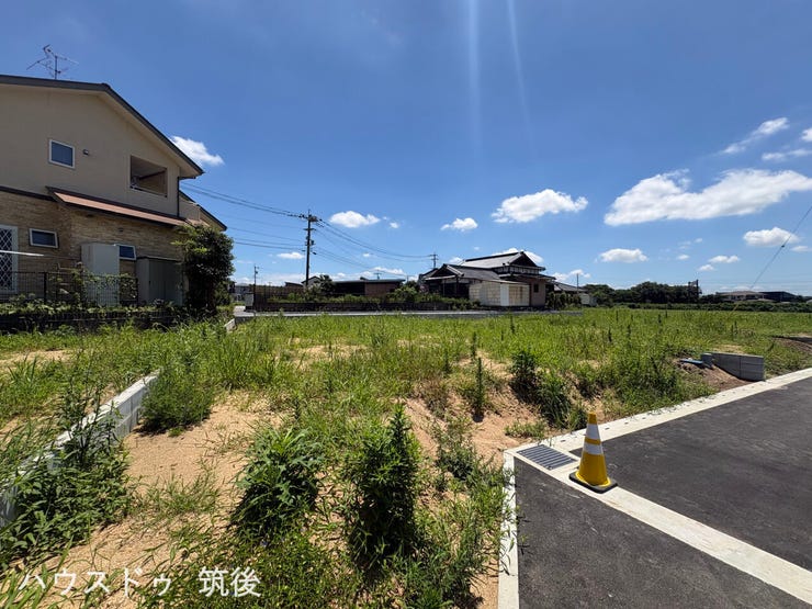 【8号地:外観】新設されたきれいな開発道路に面した新興分譲地です。周辺は遮るものが少なく開放的な住環境。