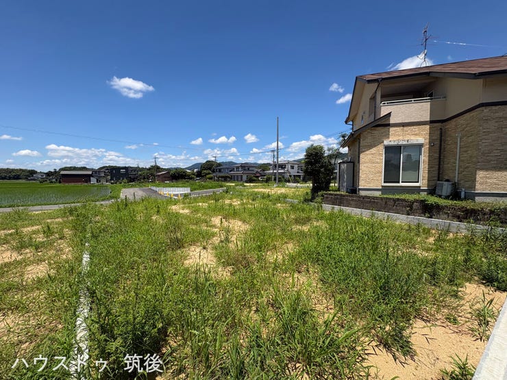 【8号地:外観】高低差のない平坦な敷地形状を別アングルから撮影した写真です。72.28坪のゆとりあるスペースを無駄なく活用でき、間取りや複数台の並列駐車もスムーズに計画可能。建築条件なし。