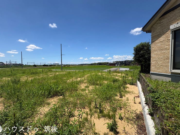 【8号地:外観】周辺に視界を遮る高い建物がなく、青空が広くのぞく開放的なロケーションです。