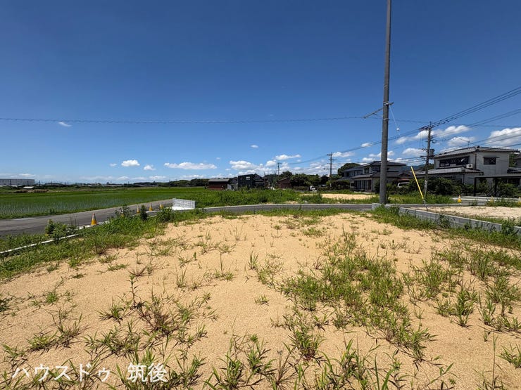 【9号地:外観】新設された道路や境界ブロックがきれいに整えられた新興分譲地です。周辺は空が広く開放的なロケーション。建築条件はございません。