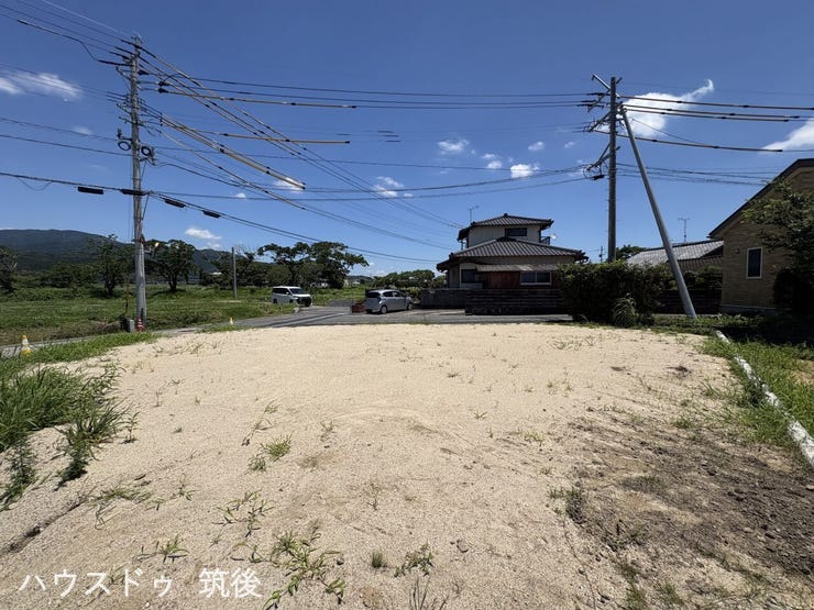 【10号地:外観】きれいに舗装された開発道路や境界ブロックが整備された新興分譲地です。青空が広がる開放的なロケーション。