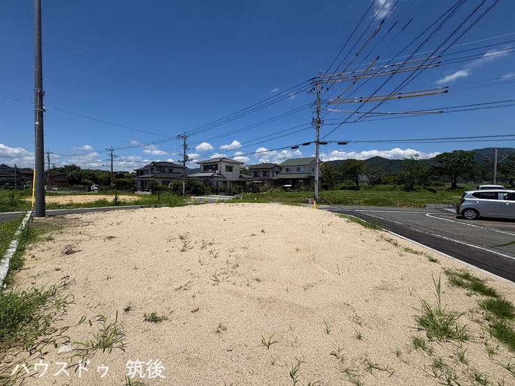 【10号地:外観】高低差のない平坦な敷地形状を別アングルから撮影した写真です。63.33坪のスペースを無駄なく活用でき、間取りやカースペースの配置計画もスムーズ。建築条件はございません。