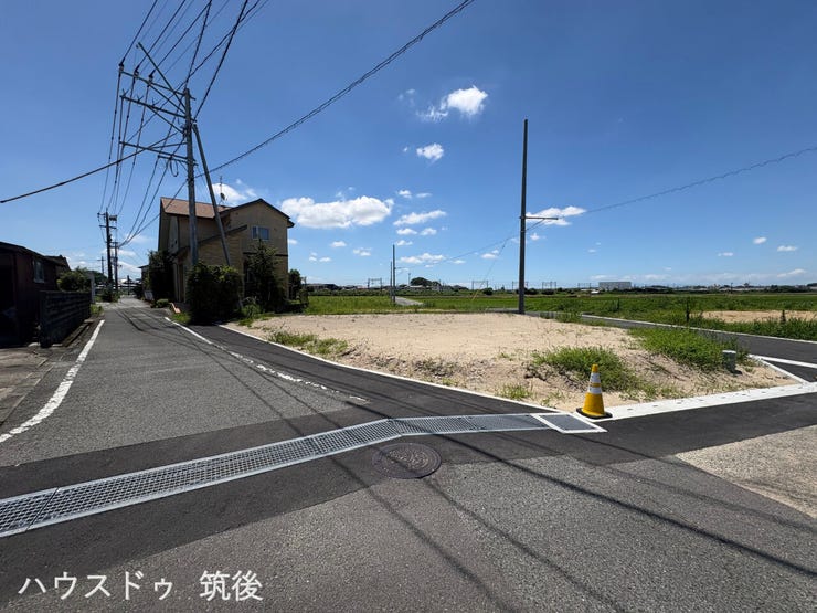 【10号地:前面道路含む現地写真】分譲地内の新設道路に面し、周辺は遮るものが少なく陽当りも良好です。
