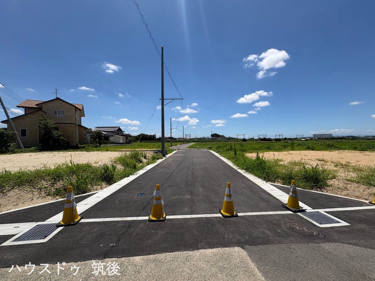 【前面道路含む現地写真】直線で見通しが良く、平坦なアクセス道路です。お車の運転に不慣れな方でも落ち着いて出入りがしやすい環境。