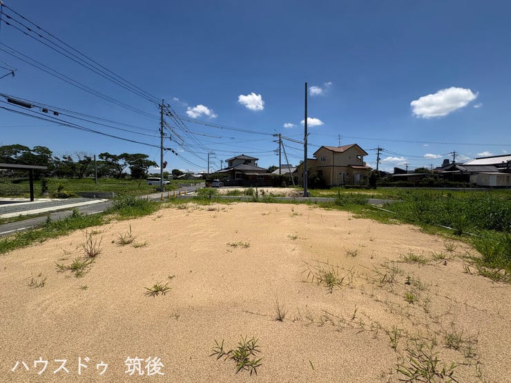 【11号地:外観】高低差のない平坦な敷地形状を別アングルから撮影した写真です。80.87坪のゆとりある広さがあり、人気の平屋プランや並列での複数台駐車、お庭など理想の配置が可能です。建築条件なし。