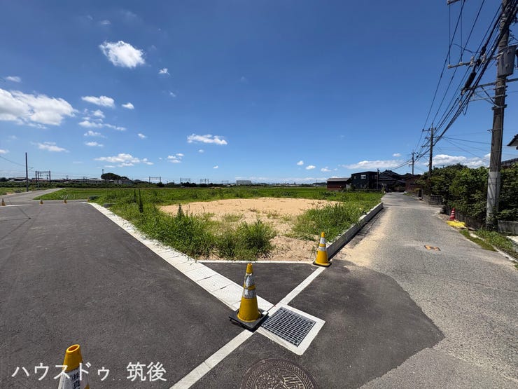 【11号地:前面道路含む現地写真】きれいに舗装された新設道路に面した80.87坪の区画です。前方の見通しが良く、複数台の駐車やお車の出し入れもスムーズに行えます。中原駅まで徒歩約6分の好立地です。