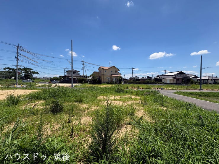 【12号地:外観】きれいに舗装された新設道路に面した全12区画の新興分譲地です。周辺は空が広く開放的な住環境。