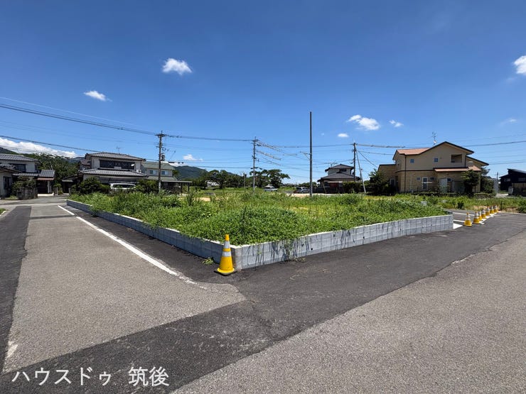 【12号地:前面道路含む現地写真】きれいに舗装された新設道路に面した62.67坪の平坦な区画。前方の見通しが良く開放感があり、複数台の並列駐車や日々のお車の出し入れもスムーズに行える住環境です。