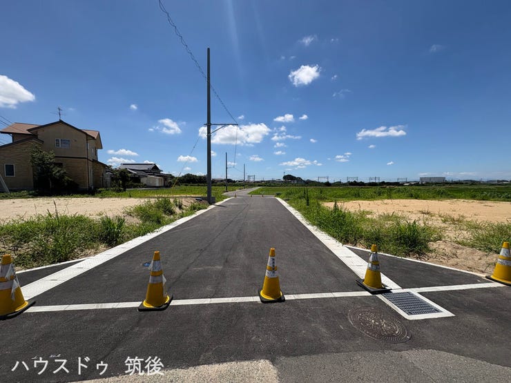 【12号地:前面道路含む現地写真】新設の開発道路や境界ブロックなどインフラが美しく整えられた分譲地です。周辺は高い建物がなく空が広くのぞく好ロケーション。建築条件なし、販売価格827万2440円。