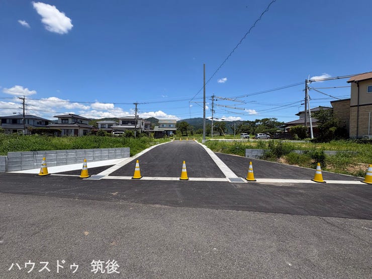 【前面道路含む現地写真】直線で見通しが良く、平坦なアクセス道路です。お車の運転に不慣れな方でも落ち着いて出入りがしやすい環境。