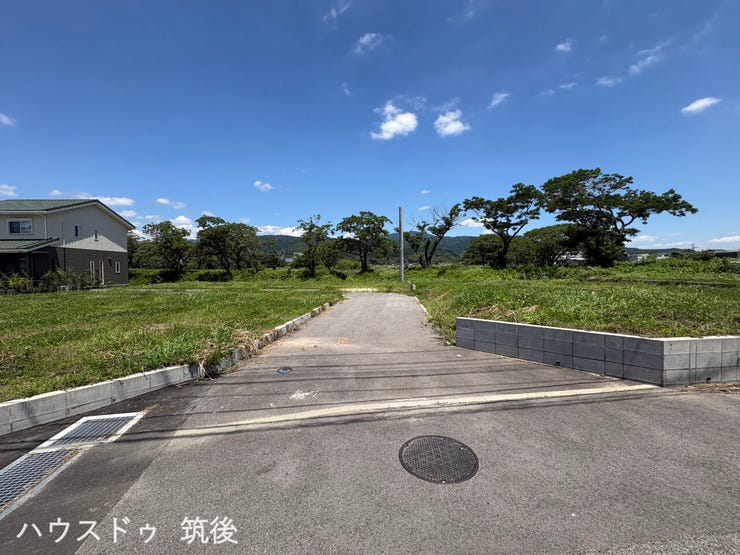 境界ブロックがスッキリと整備され、青空の広がる平坦な現地です。中原駅徒歩約5分の駅近立地!建築条件なしのため、お好みのハウスメーカーや工務店にて理想の住まいを建築いただけます。