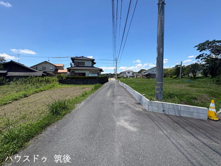 まっすぐ伸びる前面道路が特徴の現地です。敷地面積はゆとりの60.93坪!建築条件はございませんので、お好きなハウスメーカーで自由に建築いただけます。