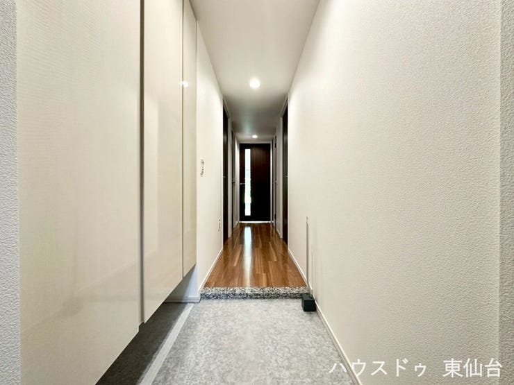 直線美が際立つモダンな玄関。機能性とデザイン性を兼ね備えた空間です。