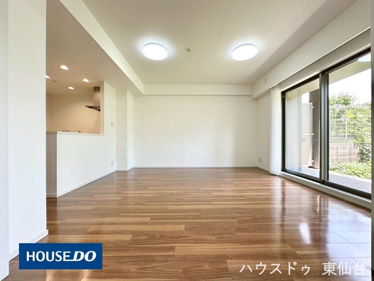 専用庭へ直接出られる開放的なリビング。