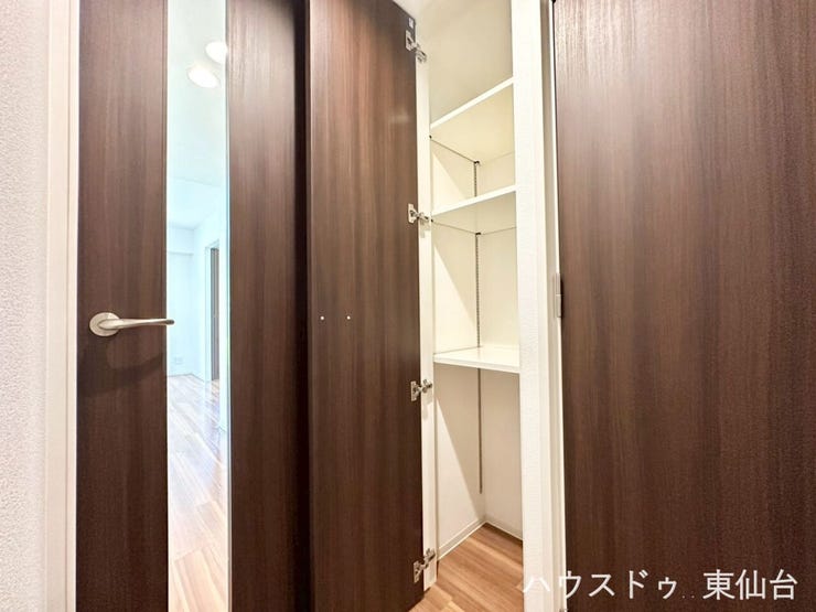 ちょっとした物をさっとしまえる、気の利いた収納スペース