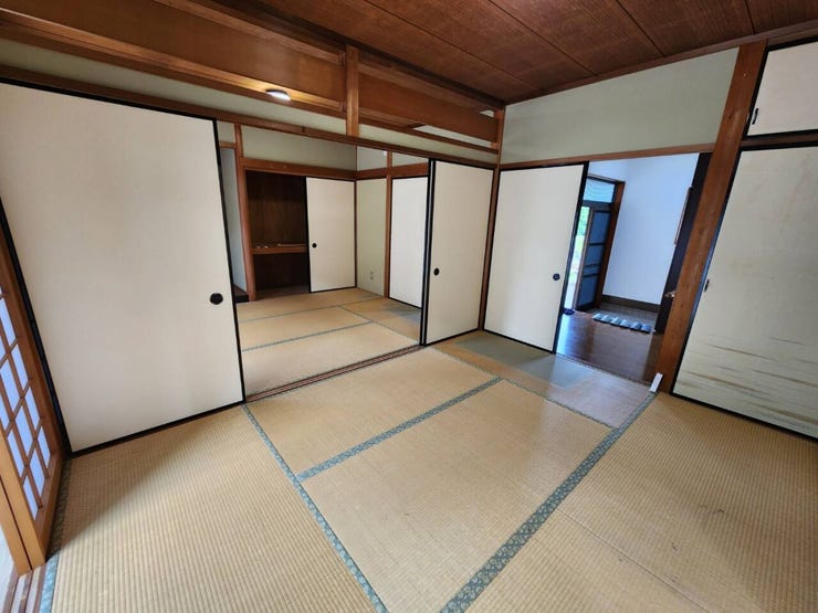 広い続き間の和室