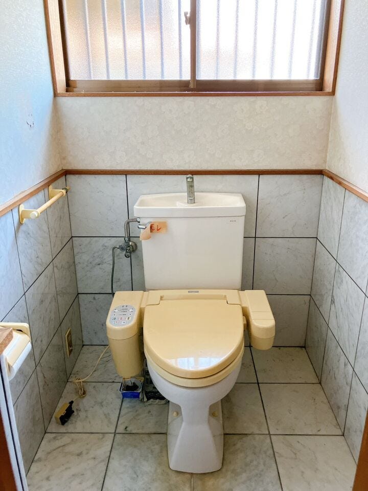 【手すり付きトイレ】
手すりが付いていることで、お子さまやご高齢の方でも安心して使用しやすいです!
立ち座りの負担を軽減し、転倒防止にも役立つため、毎日の動作がより安全で快適になります♪