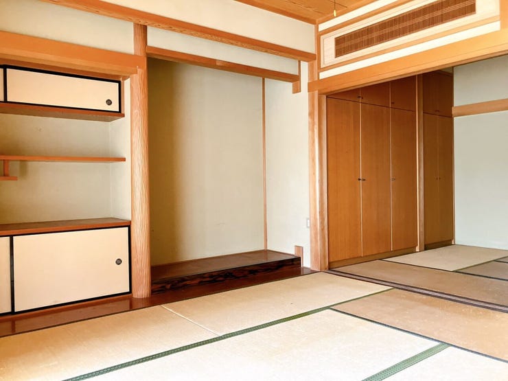 【和室】
畳の香りが心を落ち着かせ、くつろぎの空間を演出します!
来客時の客間やお子さまの遊び場としても使いやすく、布団を敷けば寝室にもなり、多目的に使える便利で快適なスペースです!