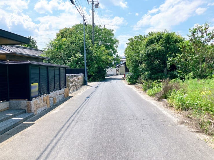 【前面道路】
大型車の通行が少なく、静かで落ち着いた環境が魅力です♪
小さなお子さんがいるご家庭でも安心して暮らせます!
車がスピードを出しにくく、交通事故のリスクも低減される安全な住環境です!