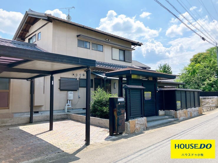 【外観】
【江南市鹿子島町中】
広々とした庭付きの5LDKのお家!
カーポート付きの駐車場や、外水栓、物置など設備も充実しており住みやすい環境が整っています♪
草井小学校まで徒歩5分で通学にも便利です!