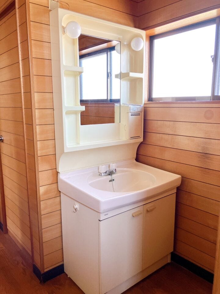 【洗面所 2階】
2階にも洗面台があるため、朝の混雑を緩和できます♪
トイレ使用後の手洗いにも使用でき、衛生的な生活動線を実現します!
毎日の家事や身支度の効率がぐっと上がる実用的な設備です!