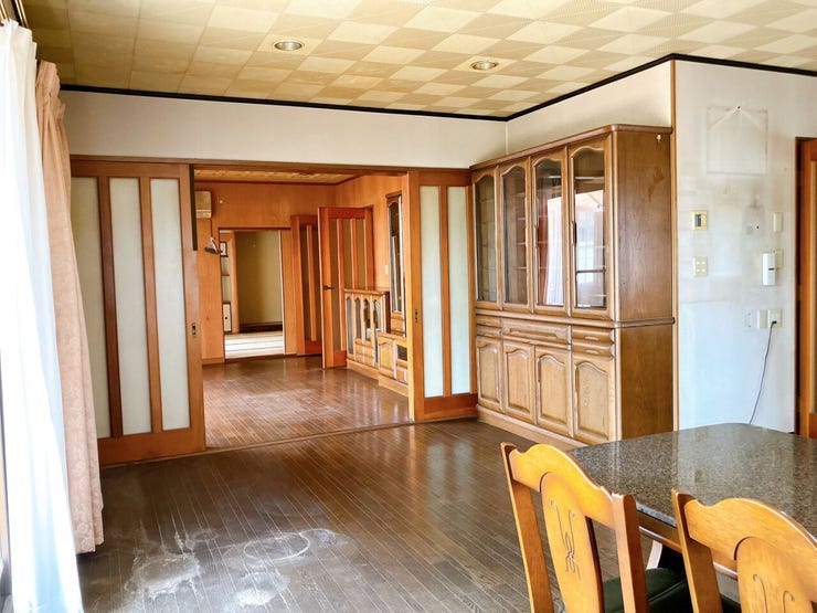 【見通しの良いダイニング】
広々としたダイニングはどこにいても部屋全体が見渡しやすく、ぱっと見て室内の様子が把握しやすいです♪
そのため小さなお子様がいるご家庭や、ペットを飼われていても安心です!
