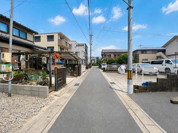 幅員約3mの前面道路です。セットバックが必要な道路となります。大型車が入ってこれないので、騒音などの心配はありません。