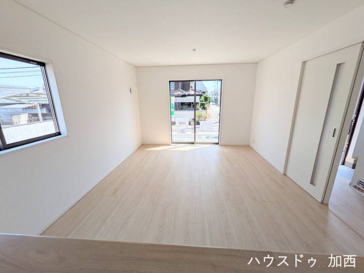 キッチンから見たリビングです♪お料理中も家族の様子が見えるので小さなお子様のいらっしゃるご家庭も安心♪
