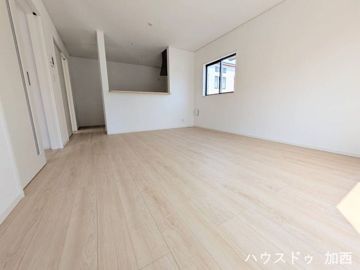 キッチンがカウンターで隠れているので生活感も隠せます♪