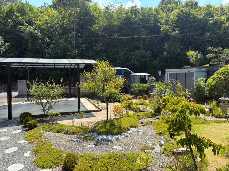 お庭には倉庫もあり、家庭菜園に必要な道具などの収納にもおすすめです!