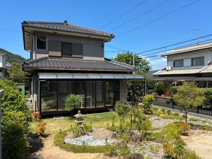 【外観】
八本松西に97坪の広~い土地に4LDK♪
人気の角地で、前面・左右が道路に面した開放感のある立地。陽当たり・風通しも◎