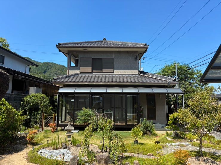 広い庭は売主様こだわりのお庭♪しっかり手入れされており、四季折々の風景も楽しめ、のんびりライフを充実させてくれます!