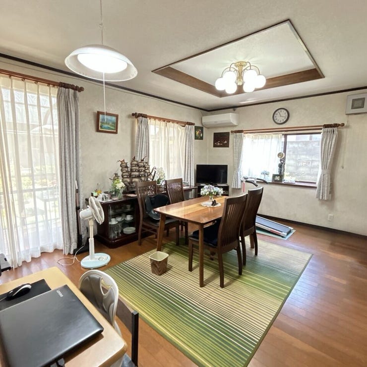 広いリビングは窓が多く、陽射しが差し込む明るい室内になっています。