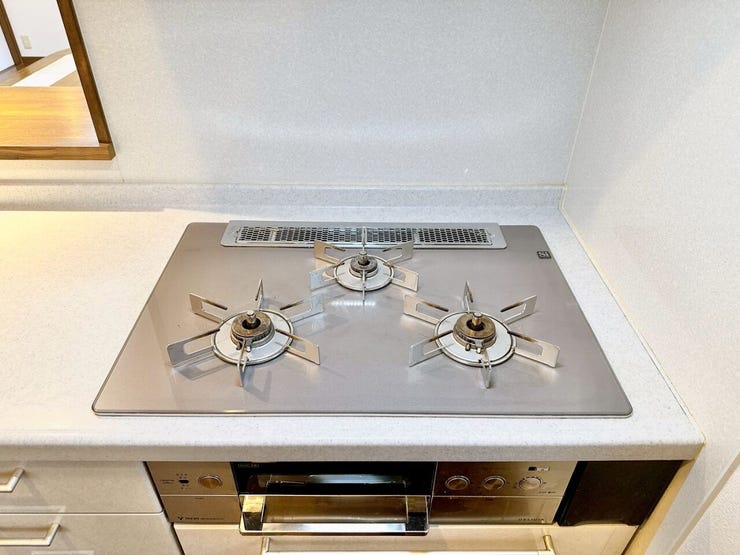 使いやすい3口コンロでお料理の時間がより楽しくなりそうです。汁物、炒め物、煮込み料理を同時に進められるため、夕食の準備もスピードアップ!忙しい毎日でも、手際よく美味しいお料理が完成します。
