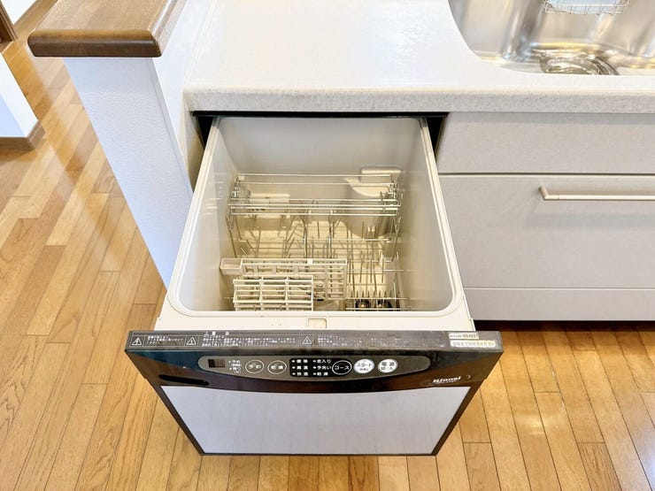 家族全員の使った食器はまとめて食洗機へ!家事の時短にはありがたい設備ですね。食後の面倒な後片付けを任せることで、夜の自由時間がグッと増え、ご家族でテレビを見たり団らんしたりする時間を楽しめます。