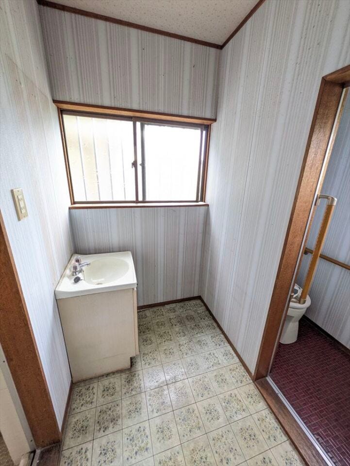 2階建
窓付きの明るい洗面所です!
