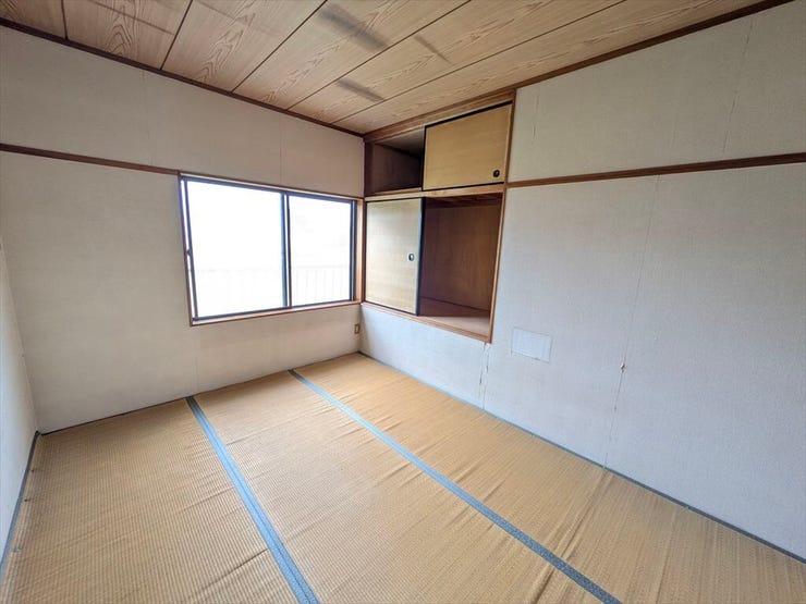 2階建
腰窓のみなので棚などの家具が配置しやすく、書斎や勉強部屋として使いやすそうです