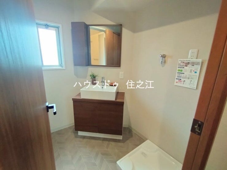 窓があるので明るく日差しの入る洗面所です