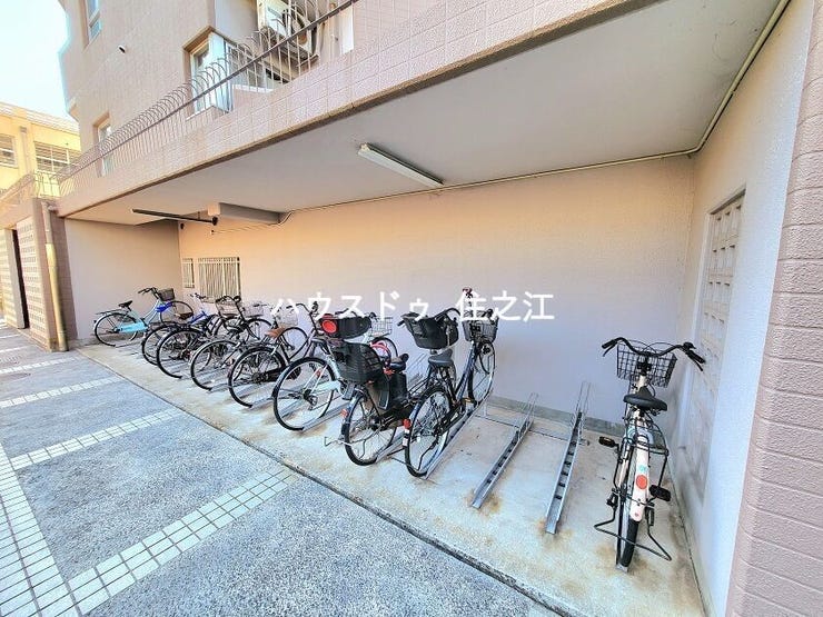 ★屋根付きの駐輪場ですので雨の日も安心。サドルが濡れる事も無いですね!