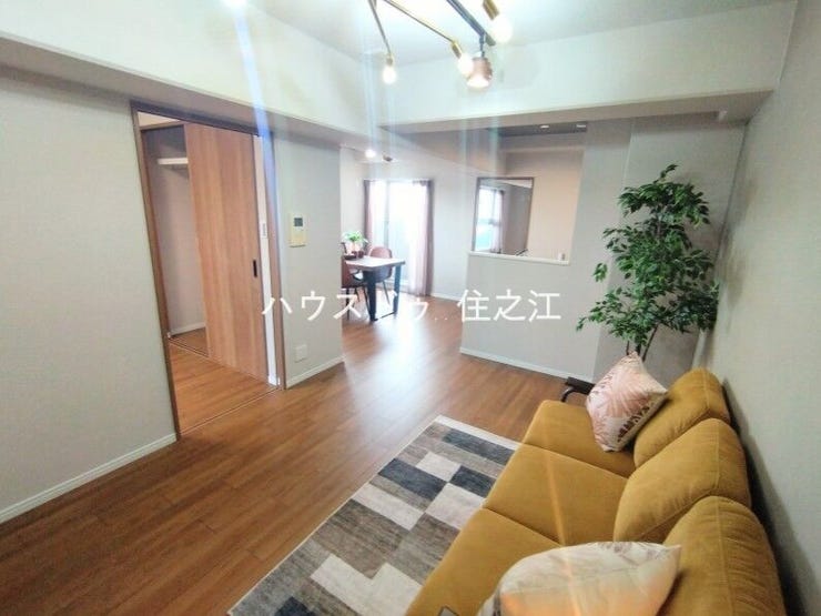 角部屋なので明るく日差しの入るリビングです♪