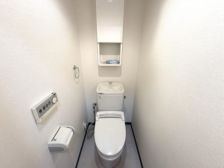 温水洗浄便座を備えた清潔感のあるトイレ。毎日の暮らしを快適にサポートします。