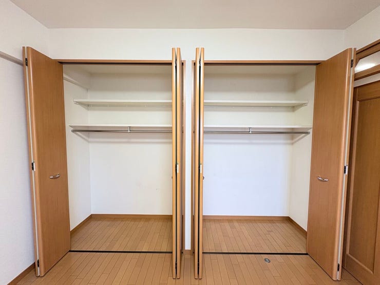 季節物の衣類やバッグなどもまとめて収納できる、便利なクローゼット付きです。