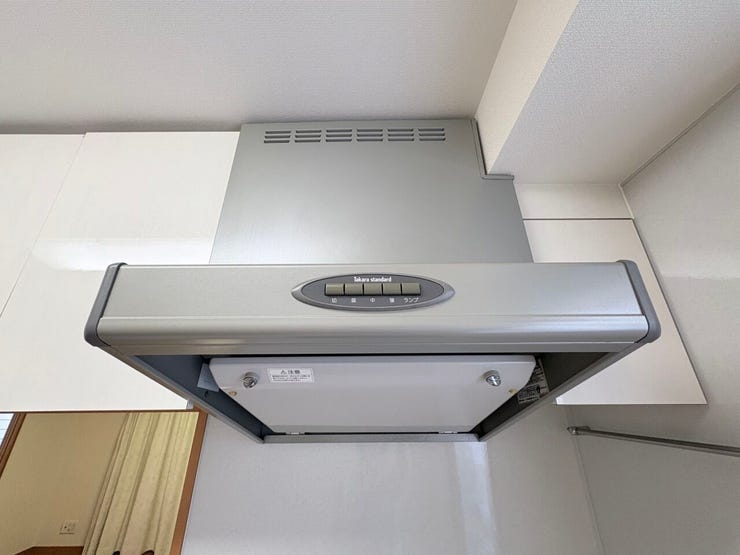 煙やニオイをしっかり換気するレンジフード付き。快適で清潔感のあるキッチンです。