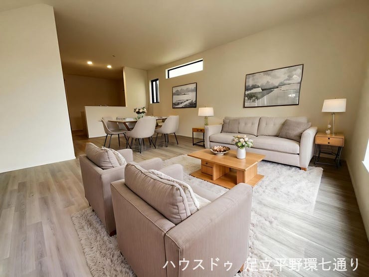 【リビング】
広々としたLDKは家具配置もしやすく、家族でゆったり過ごせる空間です。
※生成AIによるイメージです