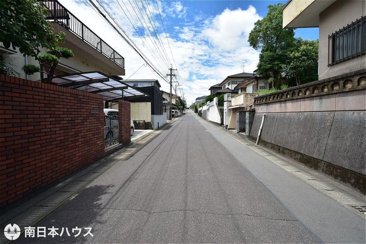 【前面道路】東南向きの前面道路幅は約6mです!小中学校まで徒歩5分以内で通学も安心♪