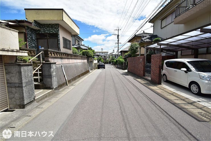 【前面道路】東南向きの前面道路幅は約6mです!ファミリープラザ明和まで徒歩2分!生活利便良好です♪
