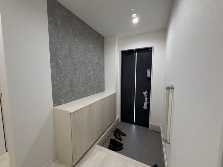 扉を開けた瞬間にふわっと明るさを感じる玄関。暮らしの第一印象をやさしく整えてくれる空間です。