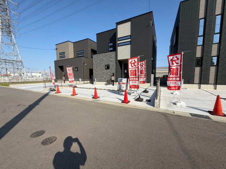 ゆったり6m道路で、車の出入りも安心。暮らしやすさを感じる住環境です。